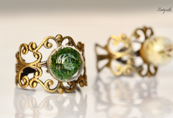 Vintage Bronze Ring - Moos oder weiße Blüten in Glaskugel / Geschenk für Sie / Ornament Ring / Blüten Ring / Moos Ring